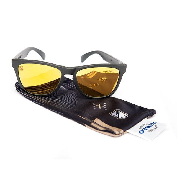 oakley_10year_3_grande-2